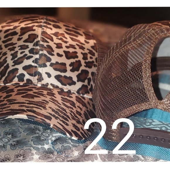 🍬 Brown Shiny Leopard Print Ponytail Hat - Picture 1 of 1